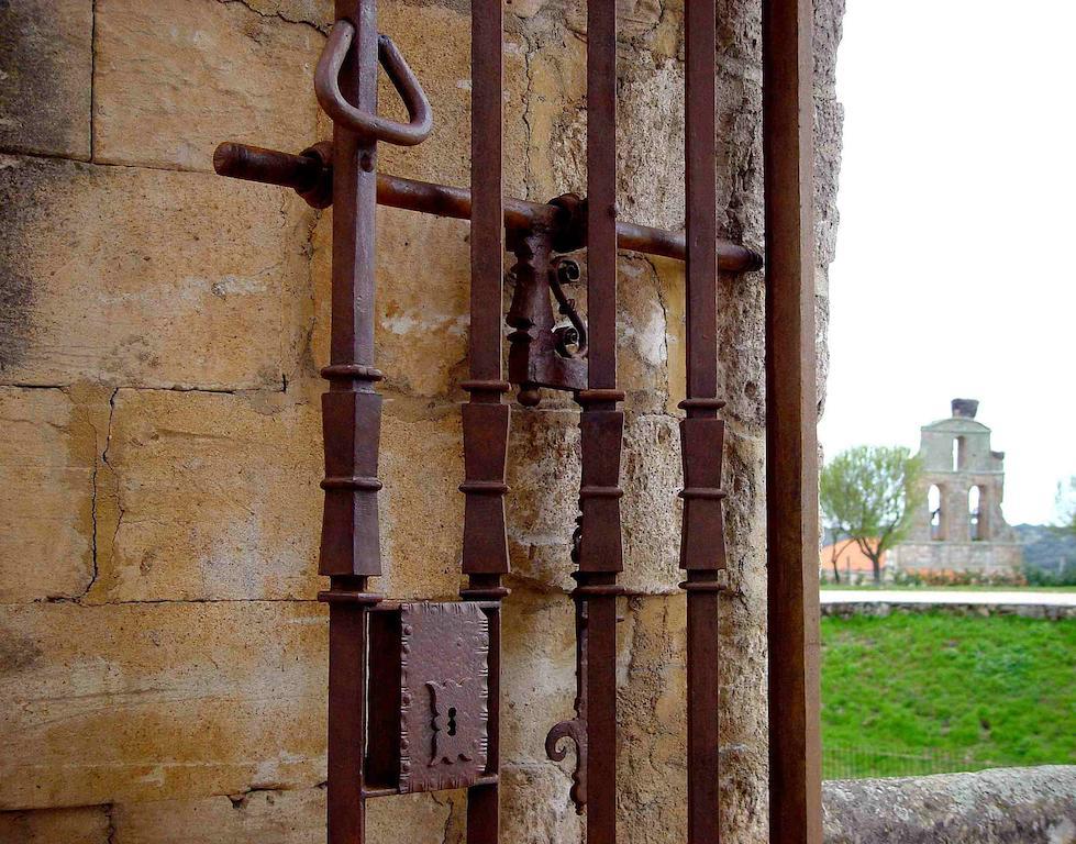 Posada Real Castillo Del Buen Amor Topas Экстерьер фото